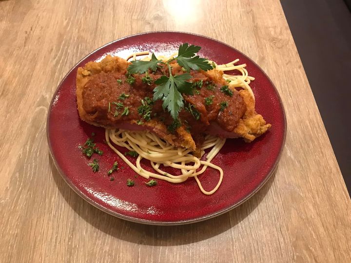 Nous vous présentons notre suggestion du chef « Escalope de veau à la milanaise sauce provençale avec ses linguini » et son poisson du moment «